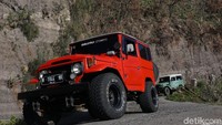 Mobil-mobil jip Land Cruiser ini merupakan bagian dari komunitas Bromo Tengger Land Cruiser Club yang menjadi angkutan resmi di kawasan Bromo Tengger. Foto: Dikhy Sasra