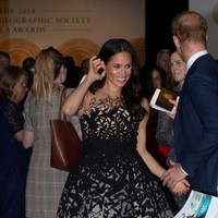 Gaun tulle Oscar de la Renta ini tak diragukan membuat penampilan Meghan bak putri raja. Namun harga yang dikeluarkan tak kalah hebat, yakni US$ 6.790 atau Rp 100 jutaan dipadukan dengan sepatu Aquazurra US$ 849 atau Rp 12 jutaan. (Foto: Getty Images)