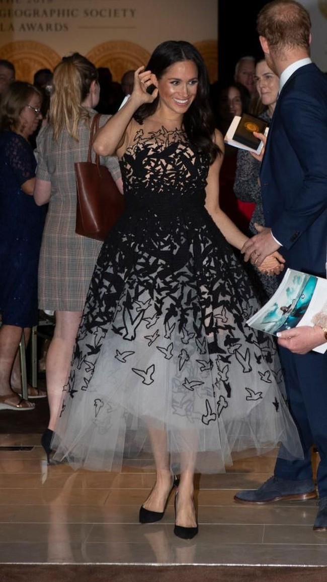 Gaun tulle Oscar de la Renta ini tak diragukan membuat penampilan Meghan bak putri raja. Namun harga yang dikeluarkan tak kalah hebat, yakni US$ 6.790 atau Rp 100 jutaan dipadukan dengan sepatu Aquazurra US$ 849 atau Rp 12 jutaan. (Foto: Getty Images)