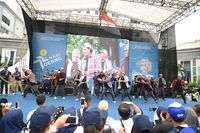 Pakai Topi Putih & Kemeja Kotak, Sri Mulyani Dance Ala Korea