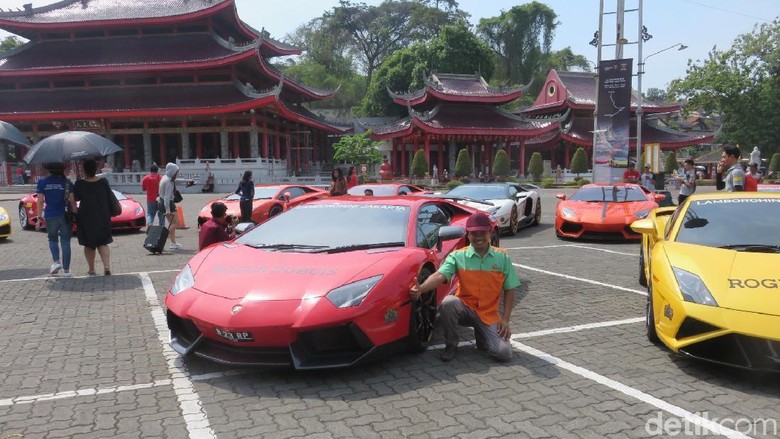 Warga berpose dengan mobil Lamborghini (Foto: Luthfi Anshori) Warga berpose dengan mobil Lamborghini (Foto: Luthfi Anshori)
