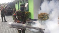 Begini aksi fogging pasukan TNI.