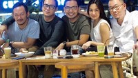 Saat hangout bareng teman-teman juga Addry memilih kopi sebagai minumannya. Segelas es kopi jadi pelega tenggorokan saat makan bersama.  Foto: Instagram @addrydanu