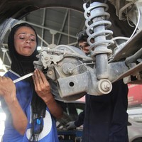 Uzma Nawaz adalah salah satu mekanik wanita pertama di Pakistan. Sejak menjalani profesi tak biasa untuk kaum Hawa tersebut, Uzma mengaku menemukan berbagai hal yang membuatnya terkejut hingga dihormati. Foto: AFP