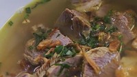 Yang ini versi kaldu yang lebih bening dan tetap gurih pekat. Potongan daging yang besar dan royal jadi ciri khasnya. Foto: Instagram @jajanan_kampus