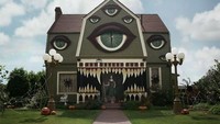 Sebuah rumah dihias seperti rumah monster di film animasi Monster House nih. Istimewa/Boredpanda.