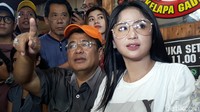 Dewi Perssik tiba-tiba bergoyang setelah diminta untuk menyanyi di depan publik yang biasa nongkrong di sana. Foto: Desi/detikHOT