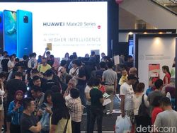 Penampakan Antrean Panjang Pembeli Huawei Mate 20