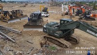 Alat berat diterjunkan untuk mertakan tanah (Foto: Dok. Mabes TNI)
