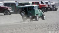 Land Cruiser terparkir di kawasan Gunung Bromo. Foto: Dikhy Sasra