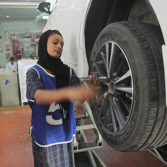 Wanita 24 tahun tersebut memang datang dari keluarga yang sederhana. Sebelumnya ia mengandalkan beasiswa untuk pendidikan dan sering melewatkan makan demi menyelesaikan kuliah. Foto: AFP