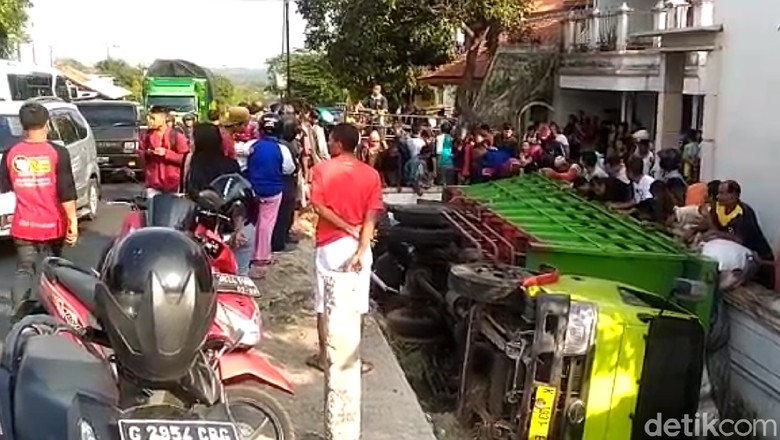 Truk Muatan Sapi Terguling di Brebes, 1 Sapi Disembelih Truk Muatan Sapi Terguling di Brebes, 1 Sapi Disembelih