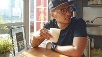 Lewat instagramnya, ia banyak memposting foto saat seru kulineran. Ini momen saat Addry minum segelas kopi. Foto: Instagram @addrydanu