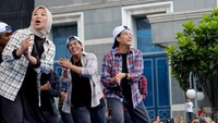 Sri Mulyani juga beraksi dengan pejabat eselon I Kementerian Keuangan dengan menari ala boy band dan girl band Korea Selatan. Istimewa/Dok.Paruhum/Ditjen Pajak Kementerian Keuangan.