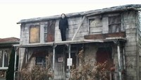 Ada-ada saja ide orang-orang untuk merayakan Halloween. Seperti rumah ini yang bagian depan rumahnya dihias seperti rumah berhantu. Hiiy. Istimewa/Boredpanda.