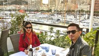 Rizka yang murah senyum ini adalah sosok yang sayang keluarga. Beberapa kali ia memamerkan momen kulineran bersama keluarga tercinta. Ini momen romatis saat makan bersama Bianca, istrinya. Foto: Instagram @rizka_triansyah_leihitu