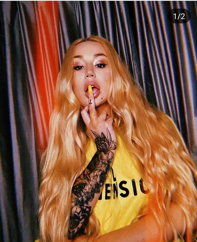 Sejumlah pakar kecantikan ikut berkomentar dengan perubahan wajah Iggy. Pada foto-foto terbarunya, Iggy tampil dengan bibir yang tebal, alis yang tinggi dan wajah yang lebih tirus. Rahan dan hidungnya tampak lebih kecil, ujar Dr. Daniel Barrett, pakar bedah plastik dari Baverly Hills seperti dikutip dari Hollywood Life. Foto: Dok. Instagram