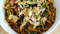 Rumah makan Kalimantan menyebut yamien ini seperti yang dimakan Dilan bareng Milea. Toppingnya ayam rebus yang gurih enak. Foto : Instagram @bakmikalimantan
