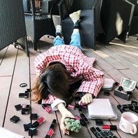 Tantagan foto falling stars challenge pertama kali viral di Rusia. Belakangan tren foto tersebut mulai diikuti orang-orang Asia. Foto: Instagram @linmakeup889      