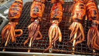Meskipun ukurannya tidak terlalu besar tapi cumi bakar ini tak kalah menggoda. Bumbu saus yang terbakar membuatnya terkaramelisasi. Foto : instagram @eatliketoan