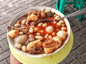 Tempat Makan Bakso Aci Enak hingga Editan Foto Pria Makan Bareng Seleb
