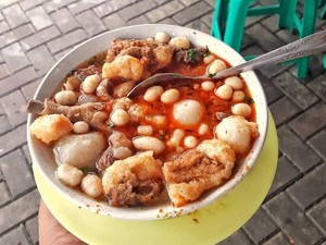 Tempat Makan Bakso Aci Enak hingga Editan Foto Pria Makan Bareng Seleb