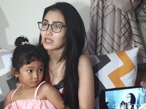 Bilqis Rewel Listrik Padam, Ayu Ting Ting Bertahan di Rumah