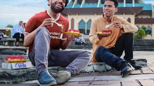 Kocak! Pria Ini Edit Foto Seleb Seolah Makan Bareng Dirinya