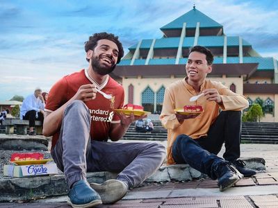 Kocak! Pria Ini Edit Foto Seleb Seolah Makan Bareng Dirinya