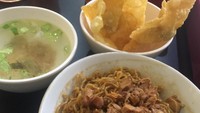 Salah satu mie legendaris Jakarta, bakmi Akoen punya yamien dengan topping ayam. Rasa manis gurihnya bikin nagih . Foto : detikfood