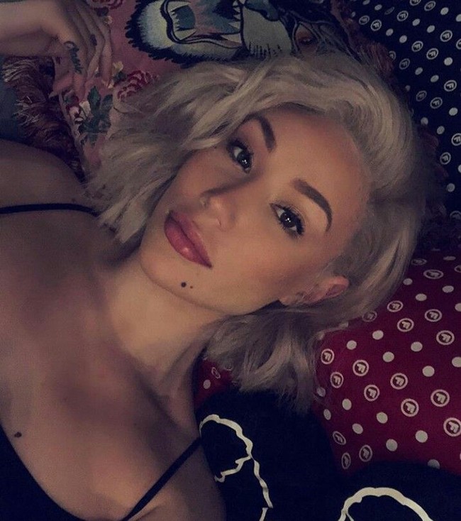 Selain filler dan botox di sana-sini, Iggy diduga melakukan implan pada dagunya. Wajah Iggy kini lebih terstruktur dengan dagu yang lebih panjang. Foto: Dok. Instagram