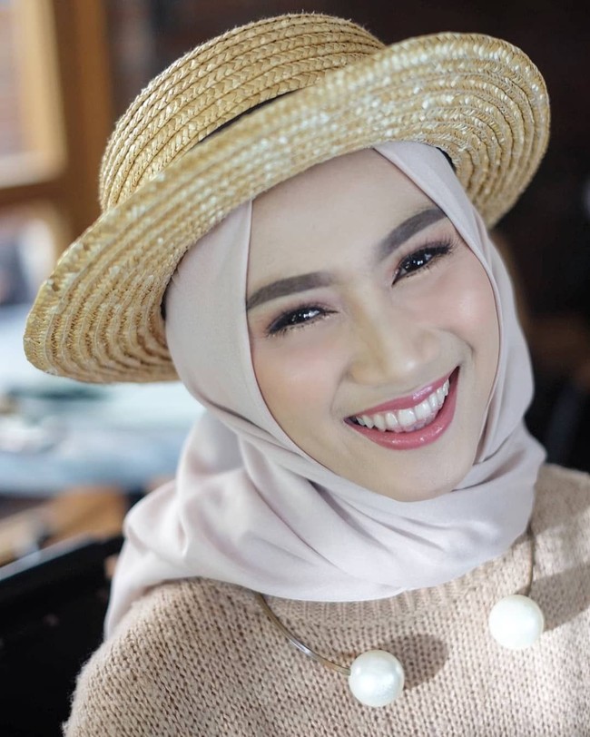 Pada 10 Oktober 2018, untuk pertama kalinya Melody mengunggah foto berhijab di akun Instagram-nya @melodylaksani92. Ia tampil cantik mengenakan hijab dan topi pandora. Foto: Instagram