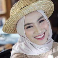 Pada 10 Oktober 2018, untuk pertama kalinya Melody mengunggah foto berhijab di akun Instagram-nya @melodylaksani92. Ia tampil cantik mengenakan hijab dan topi pandora. Foto: Instagram