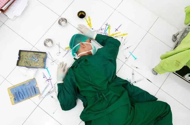 Beberapa orang memparodikan tantangan foto falling star ini. Seperti pria berikut yang menampilkan dirinya jatuh saat melakukan tugasnya sebagai dokter dengan jarum suntik berantakan. Foto: Instagram @france_willys  