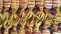 Selain jadi sajian di restoran Seafood, cumi bakar juga kerap hadir sebagai jajanan pinggir jalan. Lihat saja deretan cumi yang siap dibakar ini. Aromanya pasti menggoda. Foto : instagram @liviaabraham