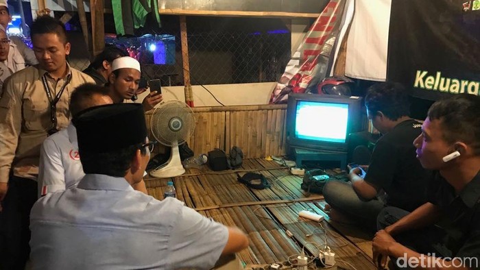 Saat Sandiaga Nobar Timnas U-19 Vs Jepang Bareng Ojol