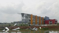 Beberapa venue rusak yakni dayung, aquatik, atletik, tenis dan panjat tebing. Semua venue rusak ini rata-rata berada di atap tribun penonton. (Foto: Raja-detikcom)