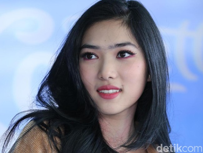 Memakai lipstik pink bertekstur matte, Isyana Sarasvati makin terlihat manis. Foto: Ismail/detikFoto