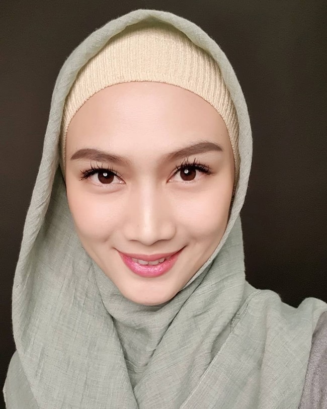 Kabar ini mulai merebak saat ia melakukan foto prewedding. Kala itu, ia pertama kalinya tampil berhijab. Namun, saat itu netizen ragu karena Melody masih tampil tanpa hijab di Instagram-nya. Foto: Instagram