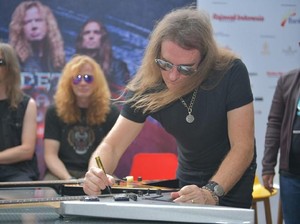 Lawan COVID-19, Lelang Gitar Bertanda Tangan Megadeth Tembus Rp 100 Juta