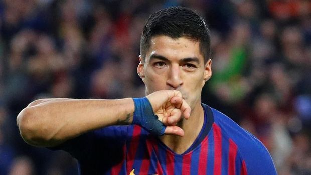 Luis Suarez yang kerap mencium cincin pernikahan dan pergelangan tanganya sebelum laga dan usai mencetak gol. (