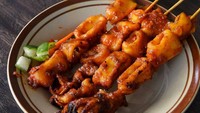 Tak hanya enak dijadikan lauk teman makan nasi, cumi juga bisa dinikmati sebagai camilan. Dibuat sate cumi seperti ini pasti bikin suasana makin seru. Apalagi cumi dibumbui dengan saus yang kental seperti ini. Foto : instagram @medanfoodblog