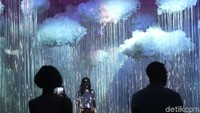 Pengunjung berfoto didepan karya seniman sembilan matahari bertajuk  Constellation Neverland. 