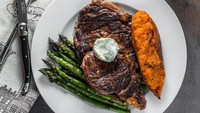 Nyamm! Ngiler nggak sama steak buatan Antoni? Rib eye panggang makin enak dengan pelengkap asparagus dan ubi panggang. Foto: Instagram antoni