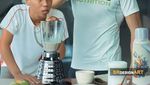 Kocak! Pria Ini Edit Foto Seleb Seolah Makan Bareng Dirinya