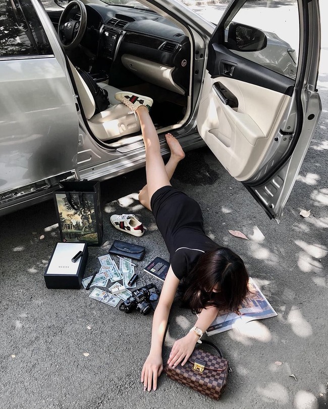 Para crazy rich Asian ini pun sengaja menampilkan barang-barang yang tak kalah mahal, mulai dari kosmetik brand ternama, perhiasan, tas Hermes, alat olahraga hingga uang. Foto: Instagram @krisbellnguyen