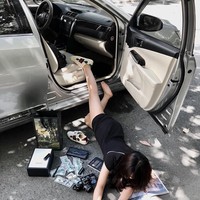 Para crazy rich Asian ini pun sengaja menampilkan barang-barang yang tak kalah mahal, mulai dari kosmetik brand ternama, perhiasan, tas Hermes, alat olahraga hingga uang. Foto: Instagram @krisbellnguyen