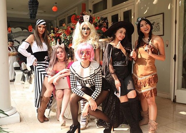 Dalam keterangan foto yang ditulis di Instagram, Nia Ramadhani menyebut dirinya menjadi pirate atau bajak laut untuk pesta Halloween 2018. Nia pun tampil cantik memesona dalam balutan atasan kemben berwarna putih dan rok asimetris hitam putih dengan belahan tinggi di paha. Foto: dok instagram Nia Ramadhani