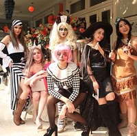 Dalam keterangan foto yang ditulis di Instagram, Nia Ramadhani menyebut dirinya menjadi pirate atau bajak laut untuk pesta Halloween 2018. Nia pun tampil cantik memesona dalam balutan atasan kemben berwarna putih dan rok asimetris hitam putih dengan belahan tinggi di paha. Foto: dok instagram Nia Ramadhani