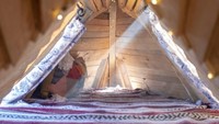 Ia mendesain truknya menjadi dua bagian. Bagian pertama berisi fasilitas kasur dan dapur, kemudian di bagian atas ada kamar tidur yang memiliki jendela untuk melihat keluar. Istimewa/Inhabitat.